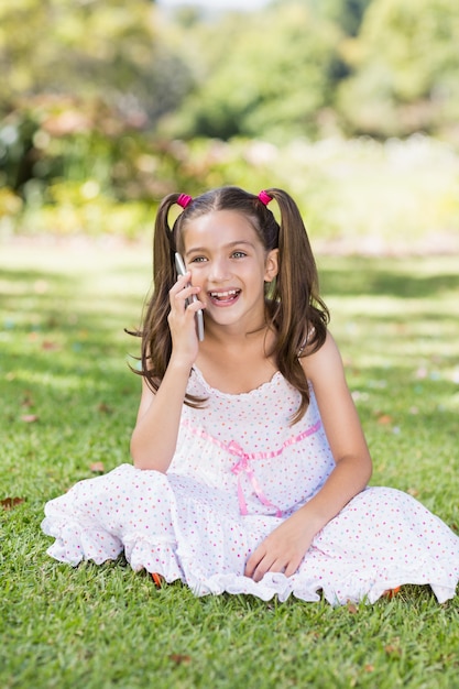 Foto niña hablando por teléfono móvil