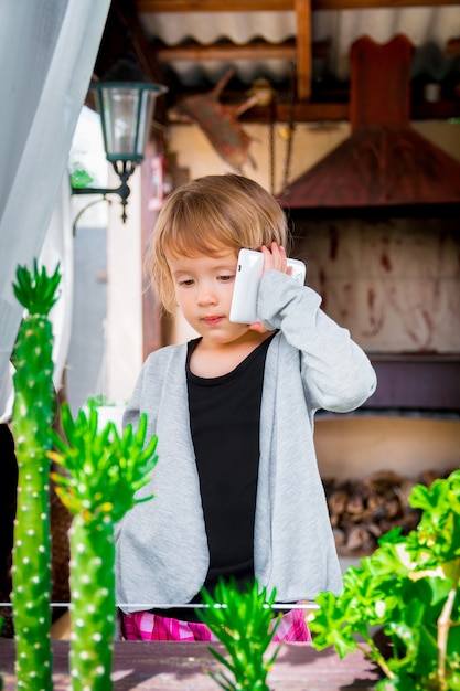 Niña hablando por teléfono