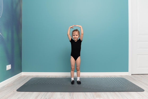 Una niña hace gimnasia Deporte