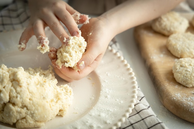 La niña hace una masa para hornear pasteles.