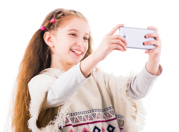 Niña hace selfie con su teléfono móvil