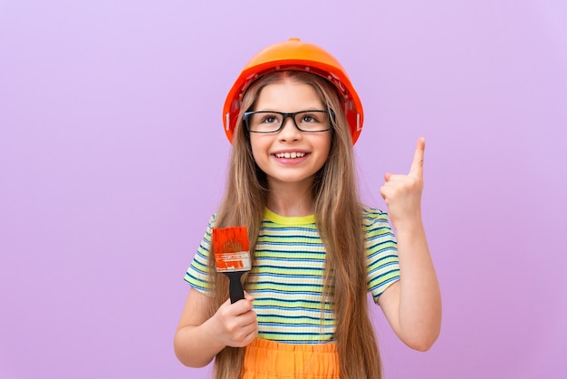 Una niña va a hacer reparaciones en su habitación. Reforma en dormitorio infantil.