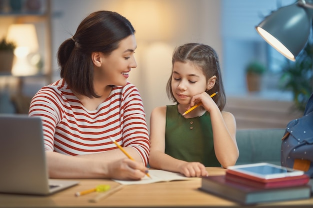 niña, hacer, tarea, con, madre