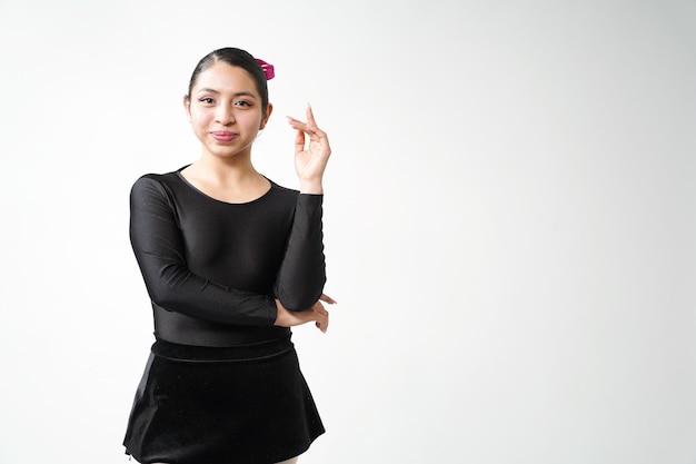 niña haciendo ballet en traje negro sobre fondo blanco