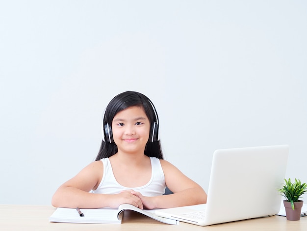 Niña haciendo clase en línea