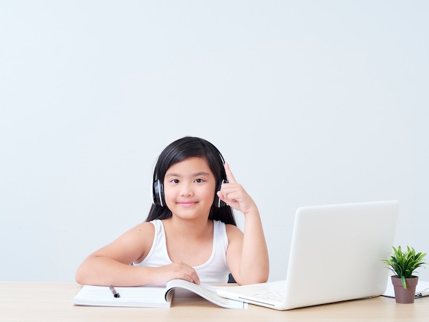 Niña haciendo clase en línea