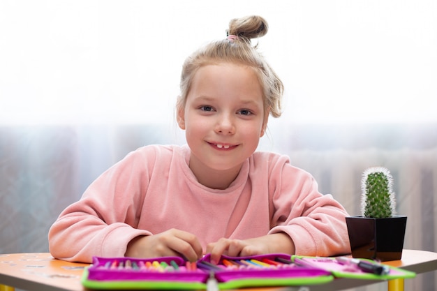 Niña haciendo clases en casa.