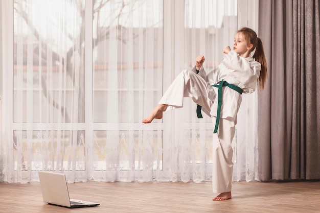 Niña haciendo los deberes con taekwondo