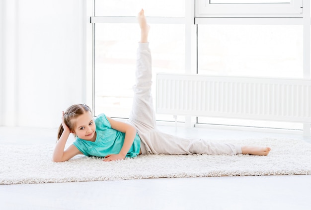 Niña haciendo ejercicio