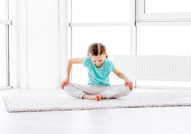 Niña haciendo ejercicio