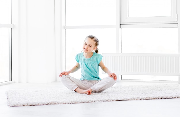 Niña haciendo ejercicio