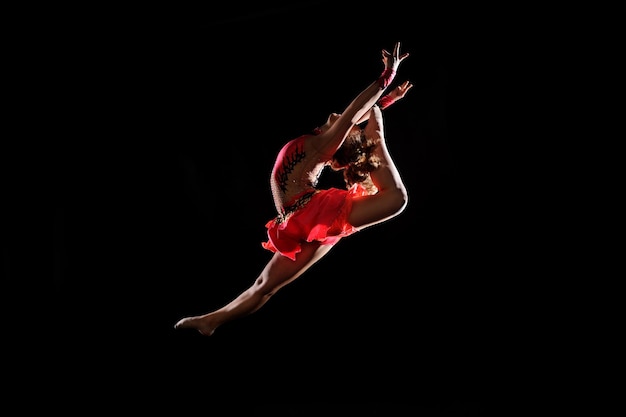 Niña haciendo gimnasia