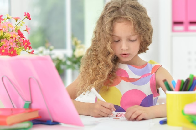 Niña haciendo lecciones, solo en casa