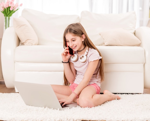 Niña haciendo llamadas telefónicas