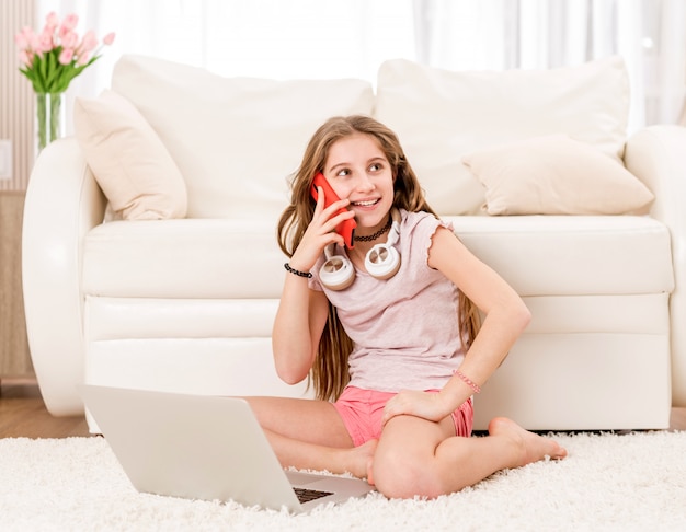 Niña haciendo llamadas telefónicas