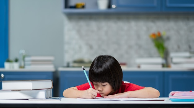 niña haciendo la tarea, papel de escribir para niños, concepto de educación, regreso a la escuela