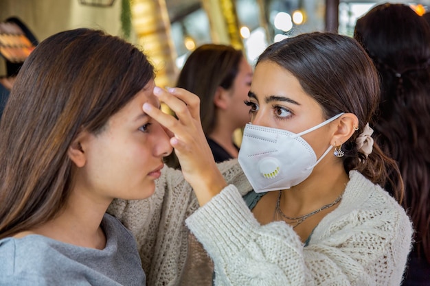 Foto niña haciendo trabajo de maquillaje de ojos