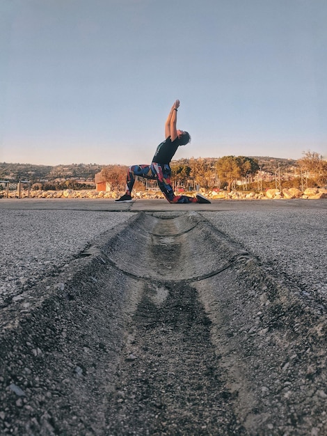 Foto niña haciendo yoga al aire libre