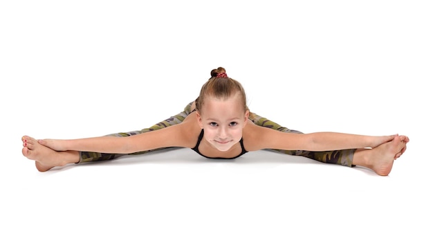 Niña haciendo yoga