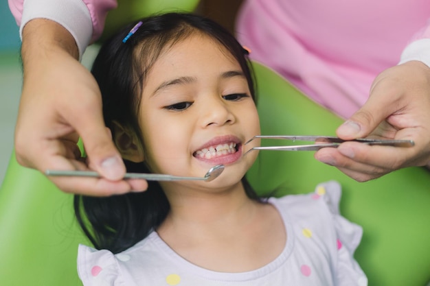 Una niña haciéndose revisar los dientes por un dentista