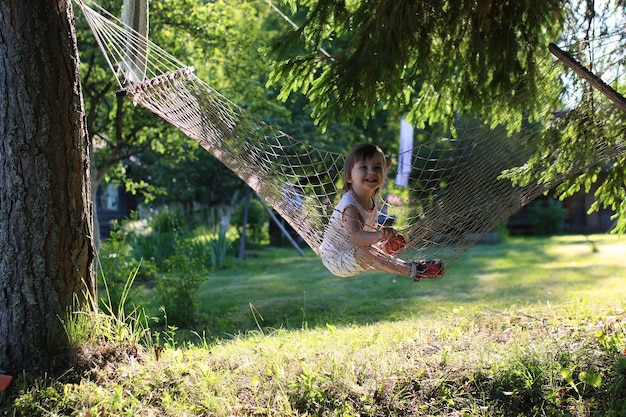 Niña en hamaca naturaleza verano