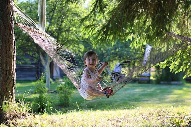 Niña en hamaca naturaleza verano