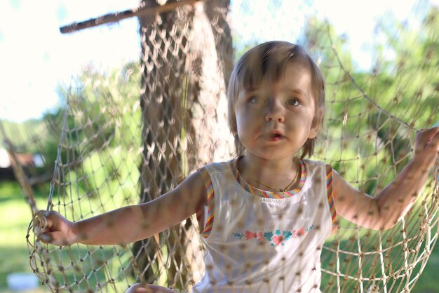 Niña en hamaca naturaleza verano