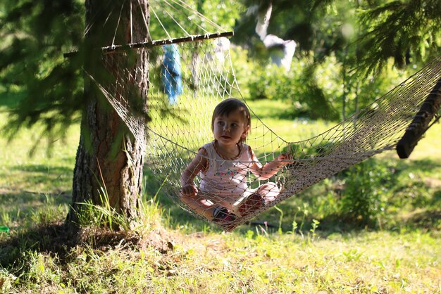 Niña en hamaca naturaleza verano