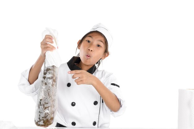 Foto niña con helado contra un fondo blanco