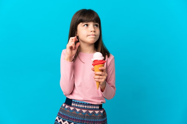 Niña con un helado de cucurucho aislado