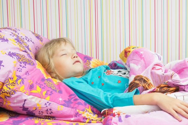 Niña hermosa en la cama.