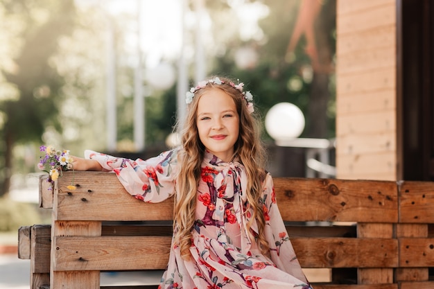 Una niña hermosa camina en un parque de la ciudad y sueña