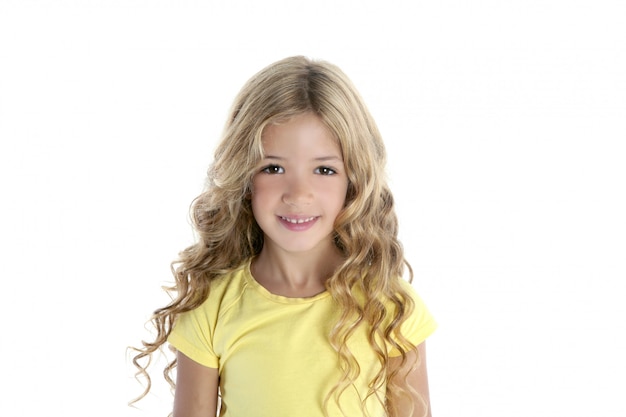 niña hermosa con camiseta amarilla