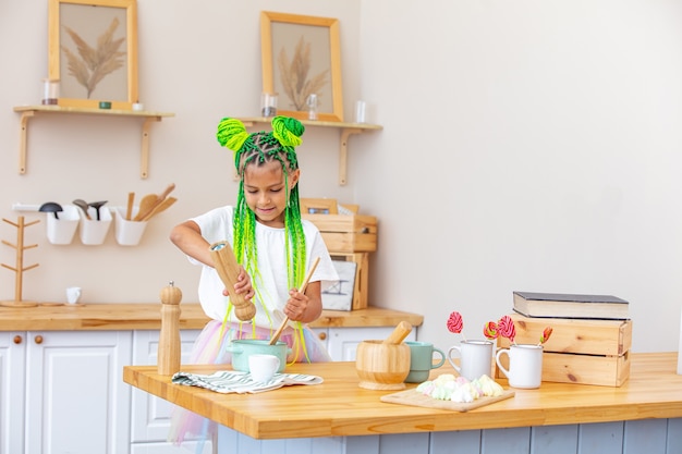 Niña hermosa en la cocina en casa feliz y divertido