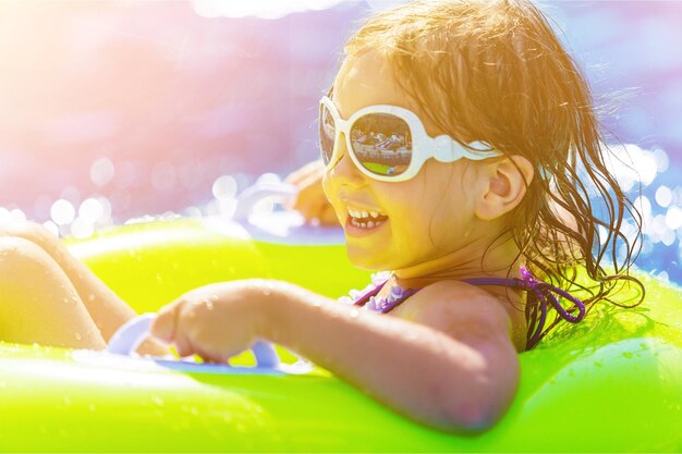 Una niña hermosa nadando en la piscina