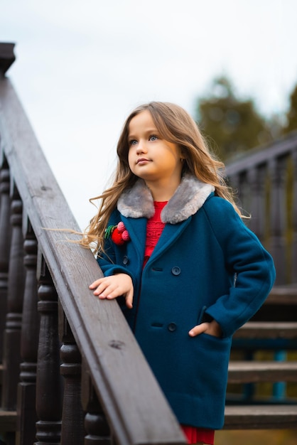 Una niña hermosa con ojos azules