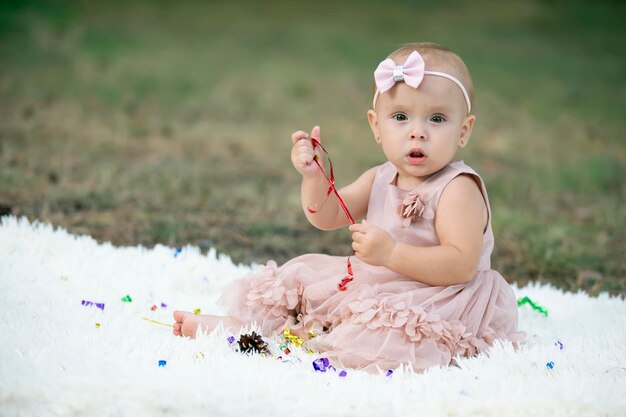 Una niña hermosa en un paseo en un parque de verano Niño de un año Dulce bebé