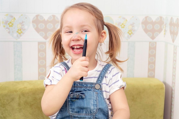 una niña hermosa se pintó la nariz con un rotulador azul