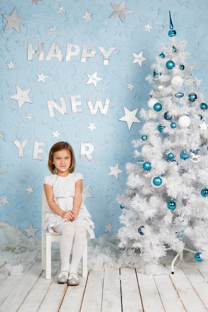 Niña hermosa y sonriente