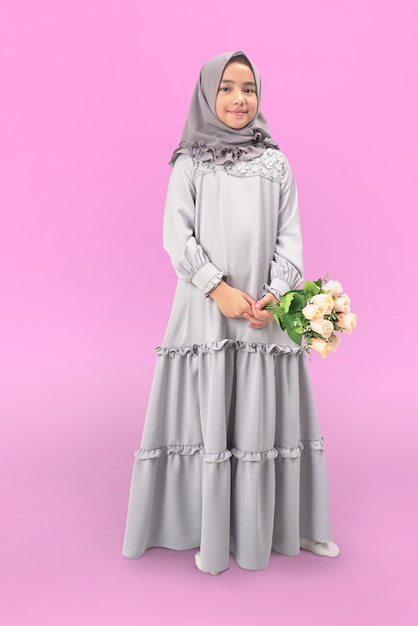 Niña hijab en vestido con flor