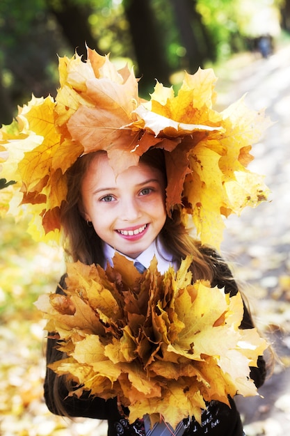 Niña con hojas amarillas