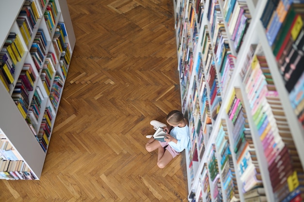 Niña hojeando las páginas de un libro