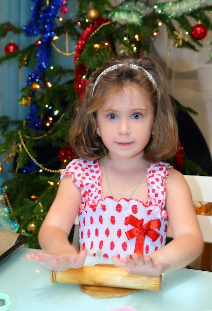 Niña horneando galletas navideñas