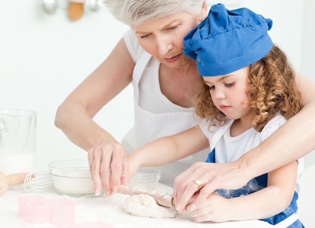 Una niña horneando con su abuela