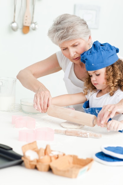 Una niña horneando con su abuela