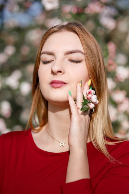 Niña en un huerto de manzanos en flor