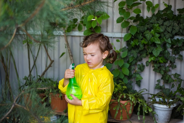 niña en un impermeable amarillo