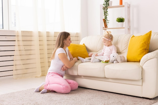 Niña con implante coclear con su madre en casa Discapacidad auditiva y comunidad sorda y concepto de diversidad