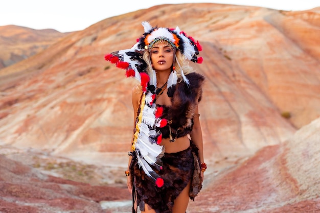 Foto niña india americana con tocado de traje nativo hecho de plumas de aves