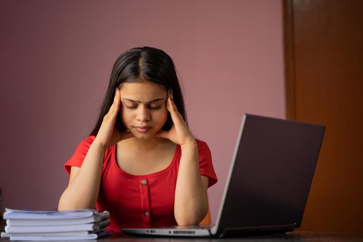 Niña india cansada después de trabajar